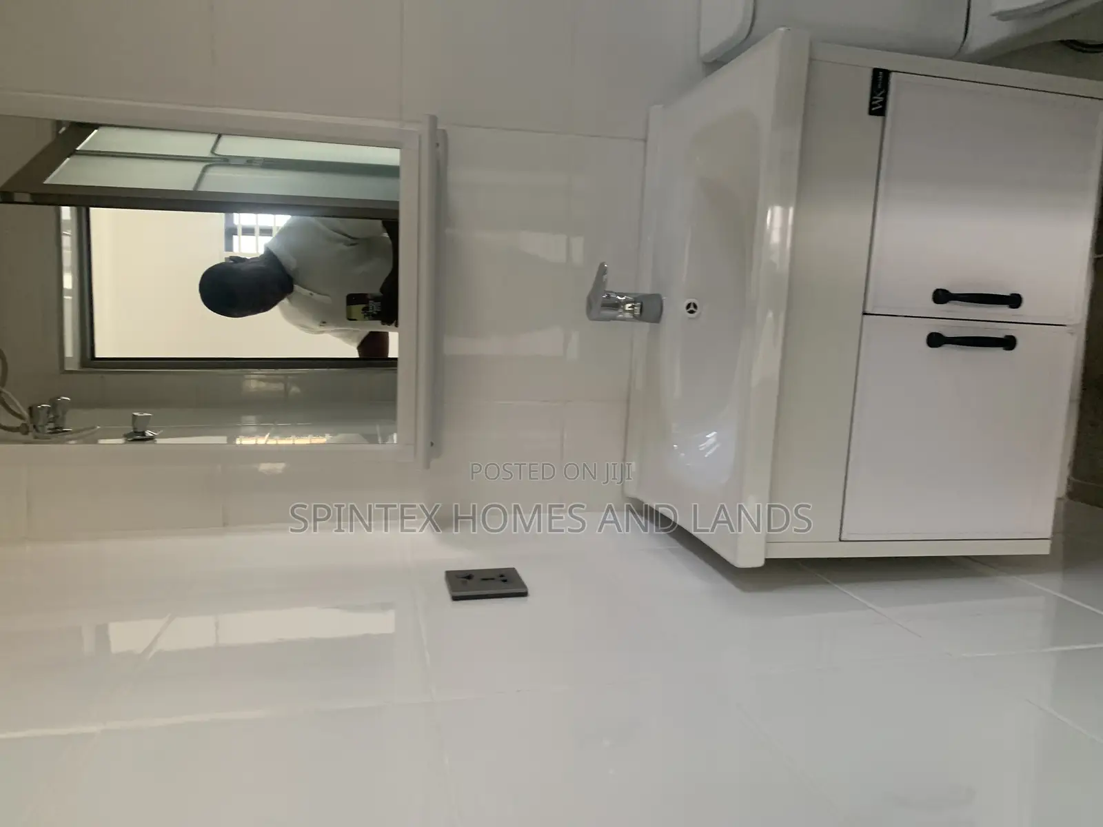 4bdrm Mansion in Hfc Estate, Spintex for sale