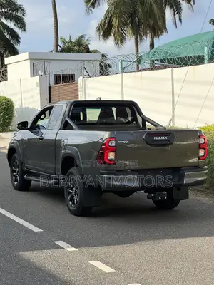 Toyota Hilux 2023 Gray