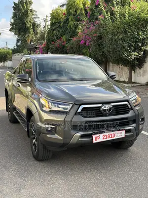 Toyota Hilux 2023 Gray
