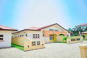 3bdrm House in Community 25, Tema Metropolitan for sale