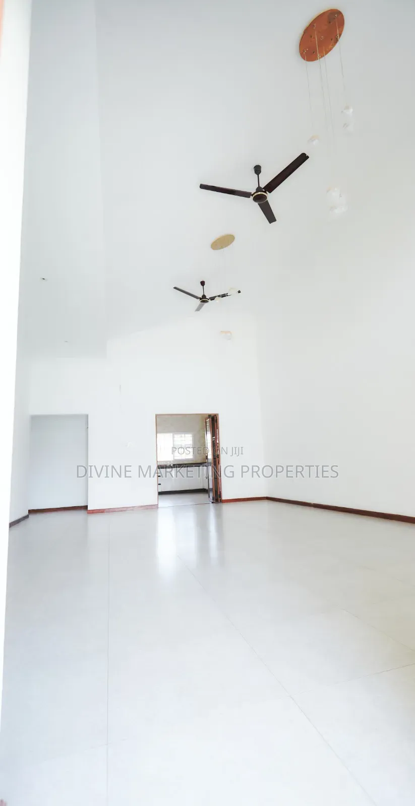 3bdrm House in Community 25, Tema Metropolitan for sale