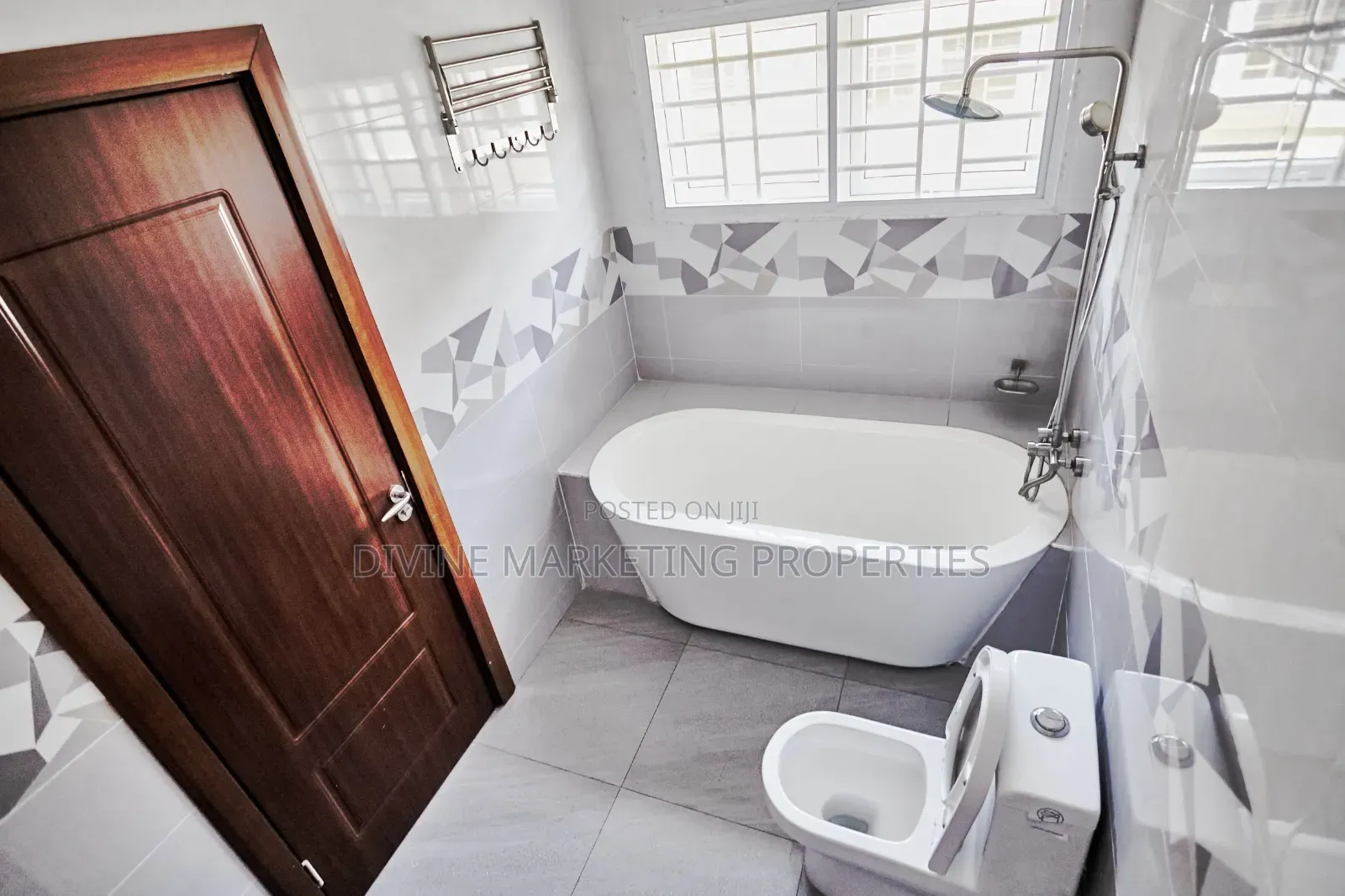 3bdrm House in Community 25, Tema Metropolitan for sale