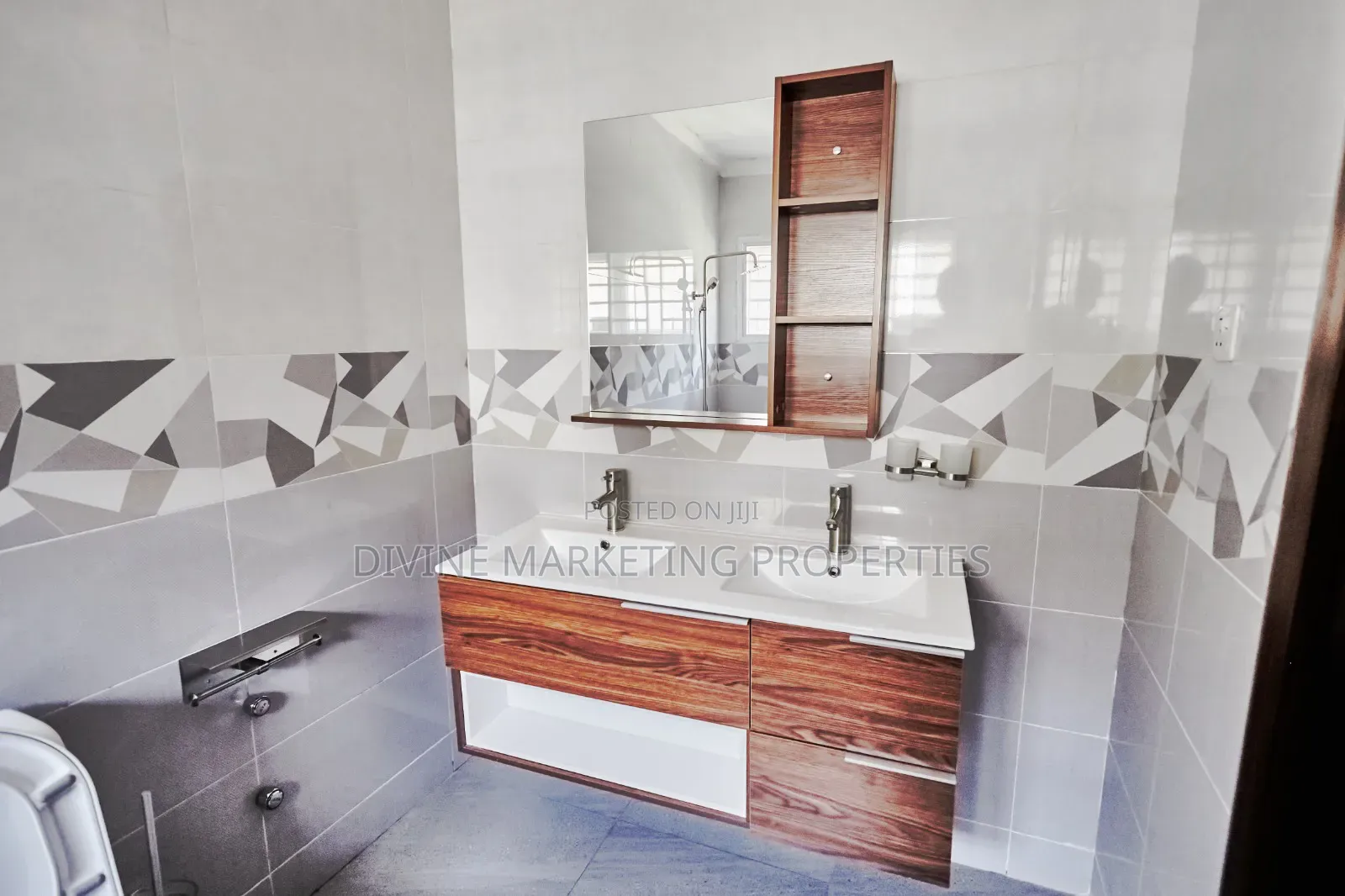 3bdrm House in Community 25, Tema Metropolitan for sale