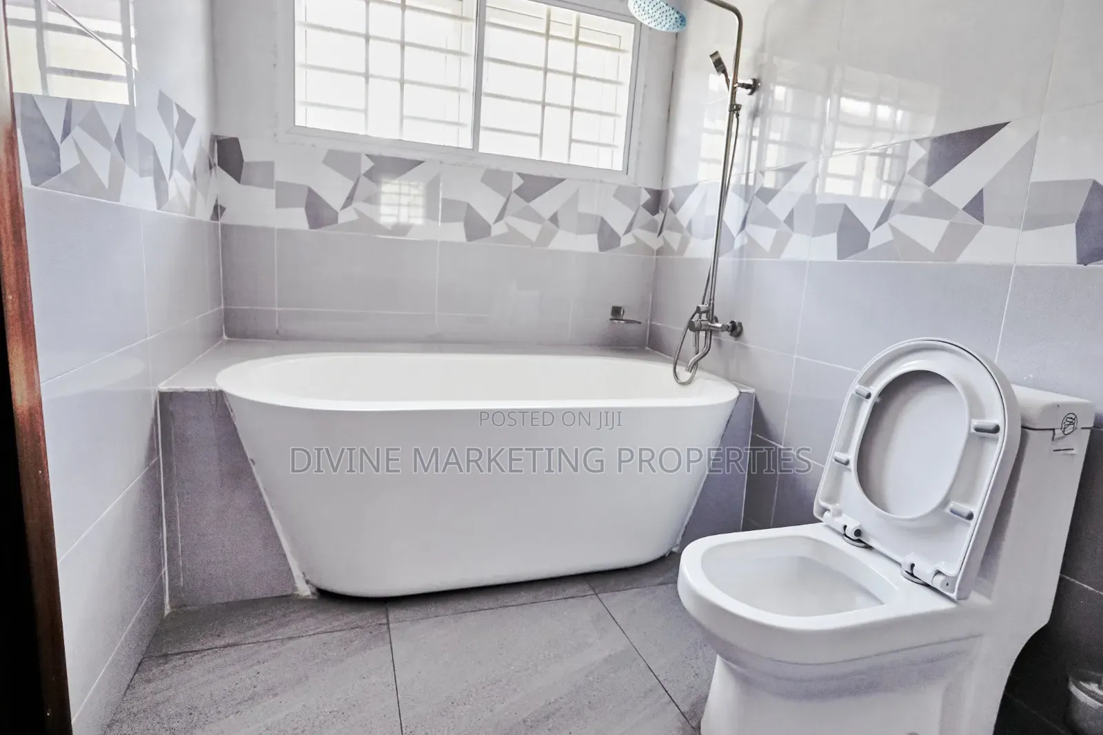 3bdrm House in Community 25, Tema Metropolitan for sale