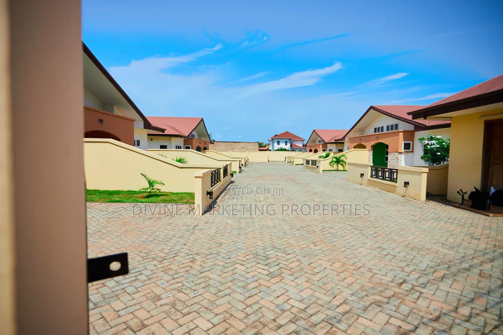 3bdrm House in Community 25, Tema Metropolitan for sale