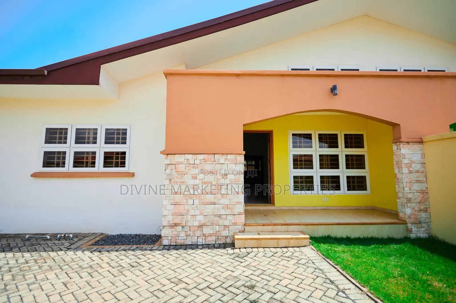 3bdrm House in Community 25, Tema Metropolitan for sale