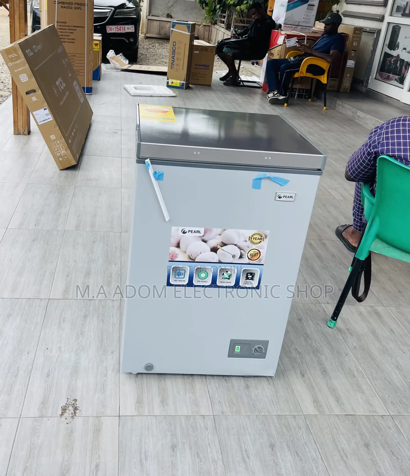 Extremely Chilling Pearl PCF-136 Single Door Chest Freezer.