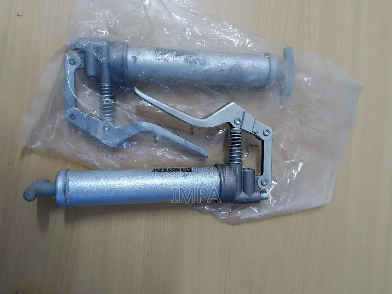 Manual Grease Gun: Pistol-Grip Handle, Cartridge Load, Rigid