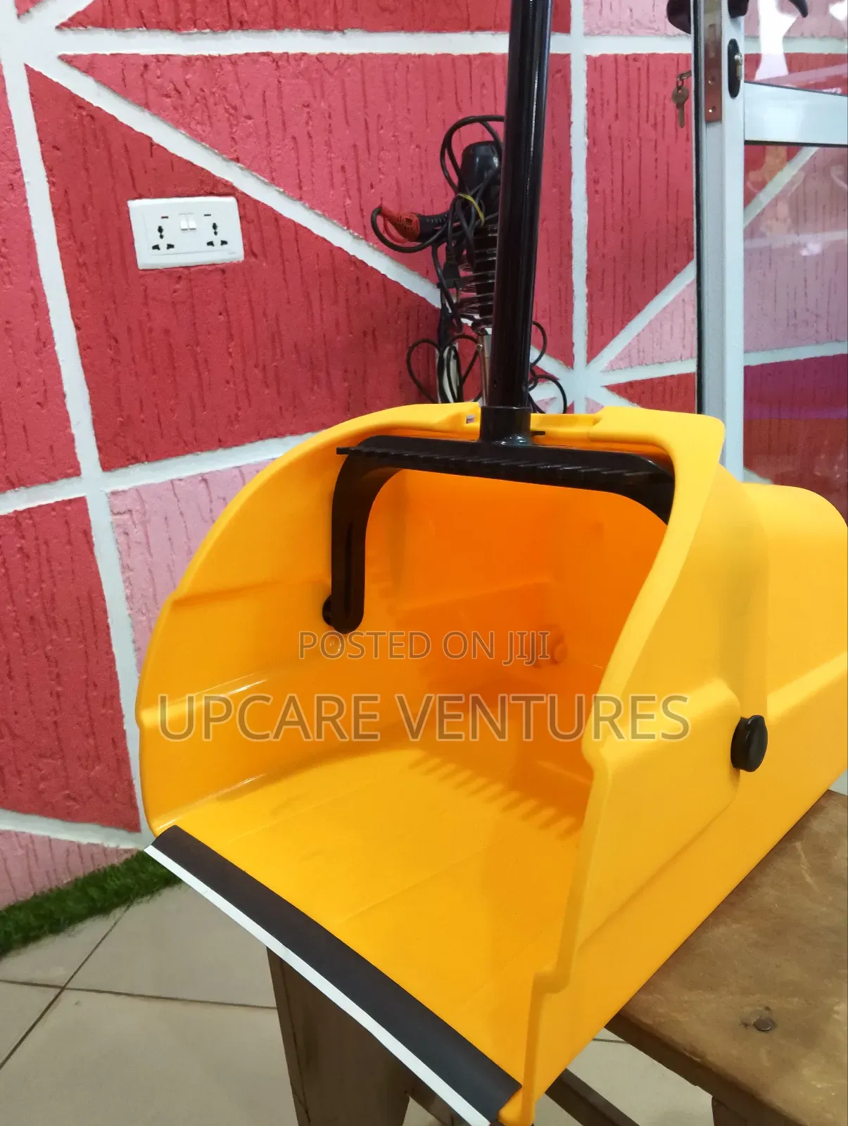 Heavy Duty Lobby Dustpan With Long Handle