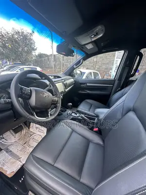 New Toyota Hilux 2023 Silver