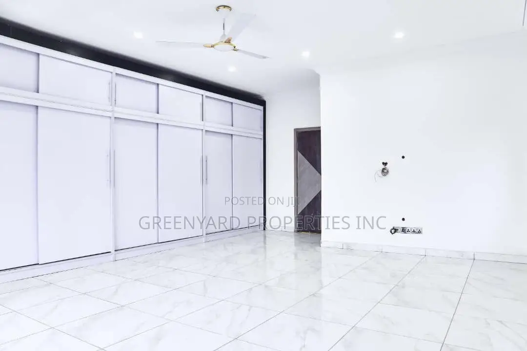 4bdrm Townhouse/Terrace in Adenta for sale
