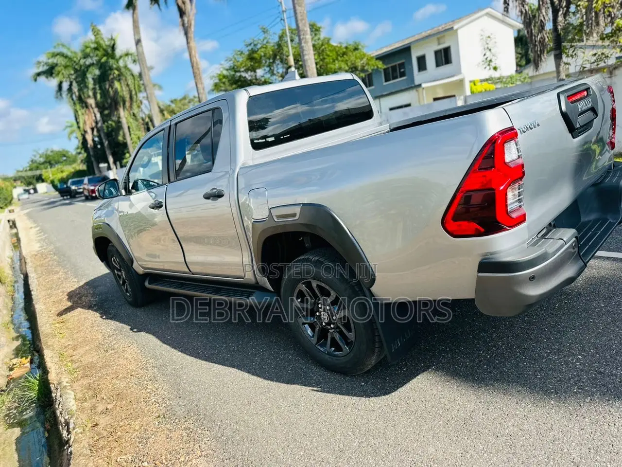 New Toyota Hilux 2023 Silver