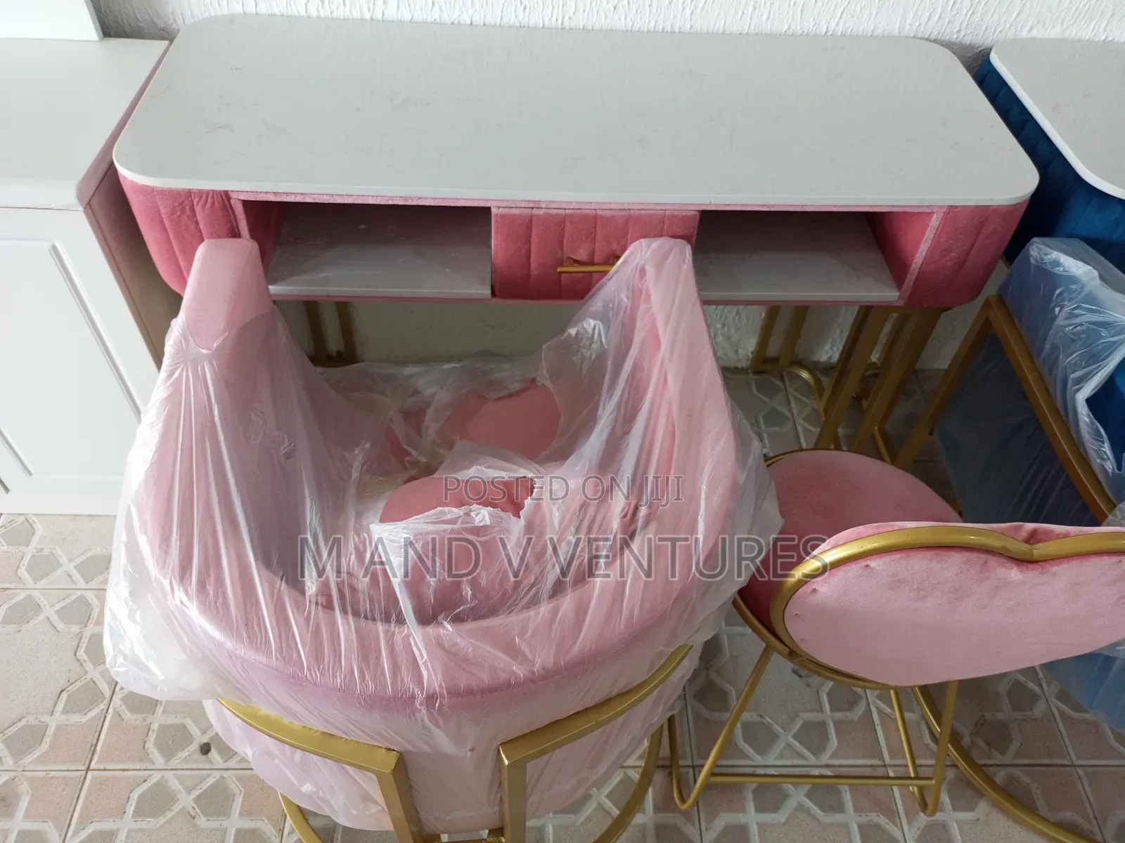 Nail Salon Table and Chairs Stylist L Set
