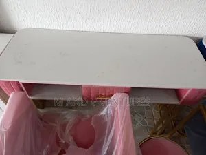 Nail Salon Table and Chairs Stylist L Set