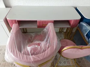 Nail Salon Table and Chairs Stylist L Set
