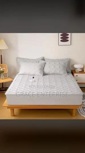 Ultra Modern Waterproof Bed Cover Available in Diff Color