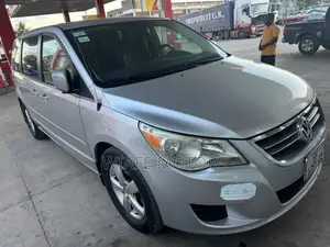 Volkswagen Routan SE 2010 Silver