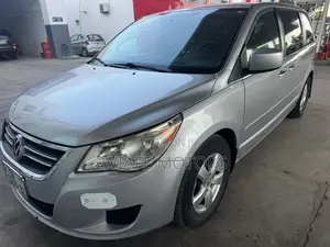 Volkswagen Routan SE 2010 Silver