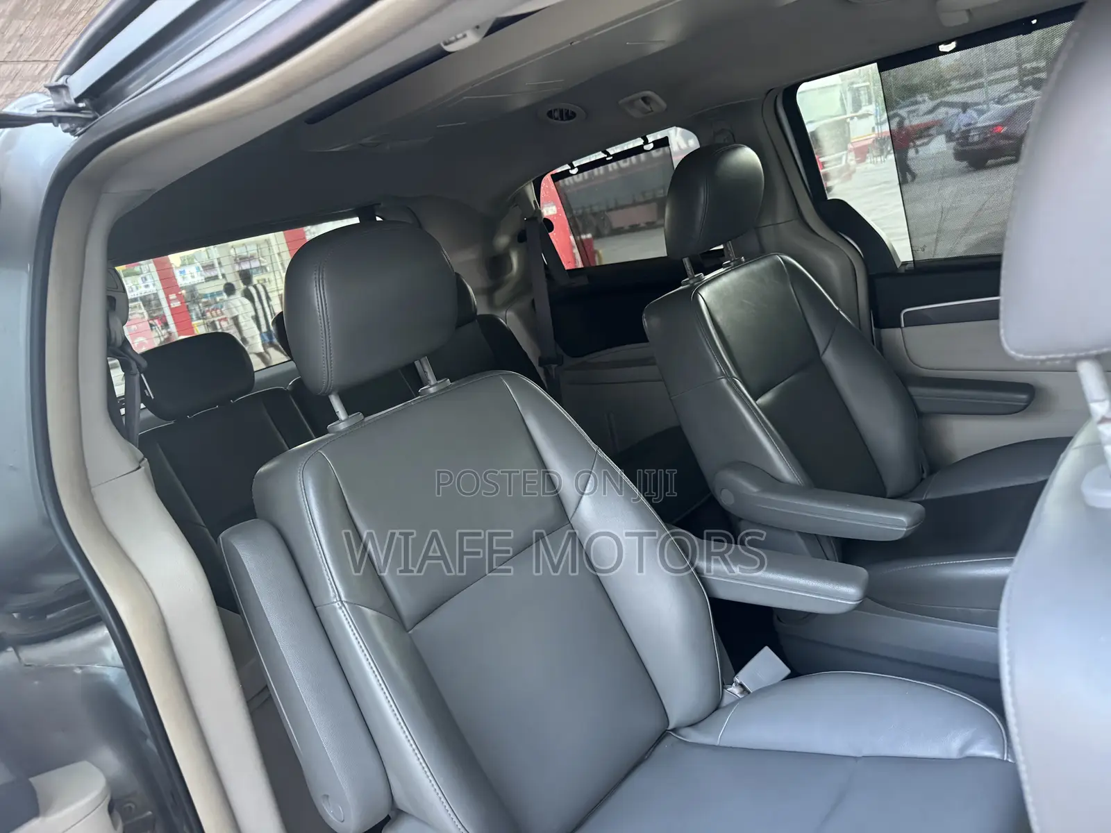 Volkswagen Routan SE 2010 Silver