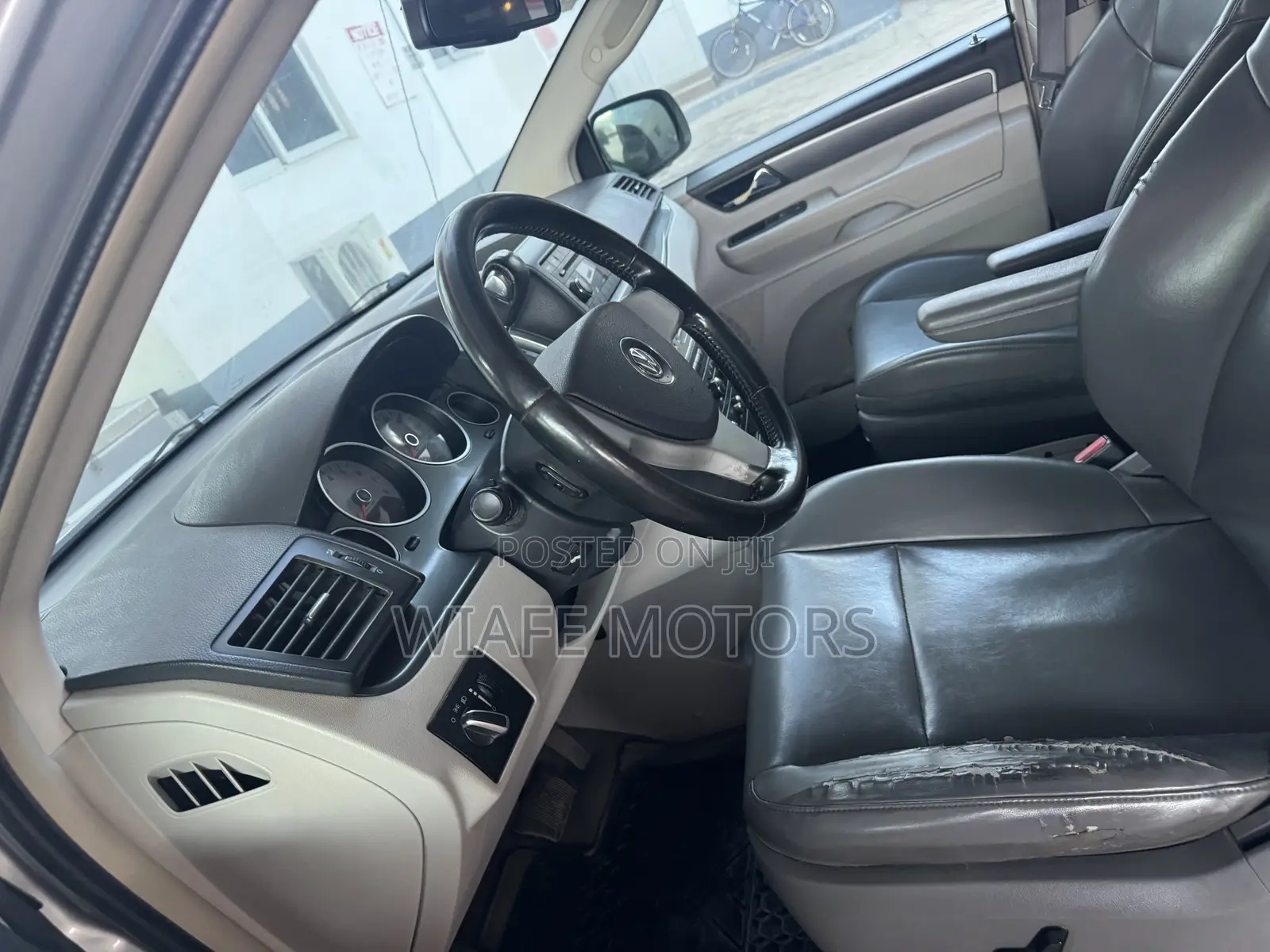 Volkswagen Routan SE 2010 Silver