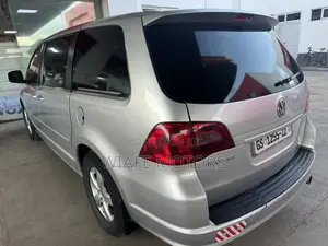 Volkswagen Routan SE 2010 Silver