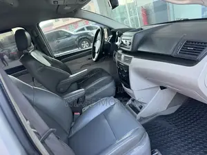 Volkswagen Routan SE 2010 Silver