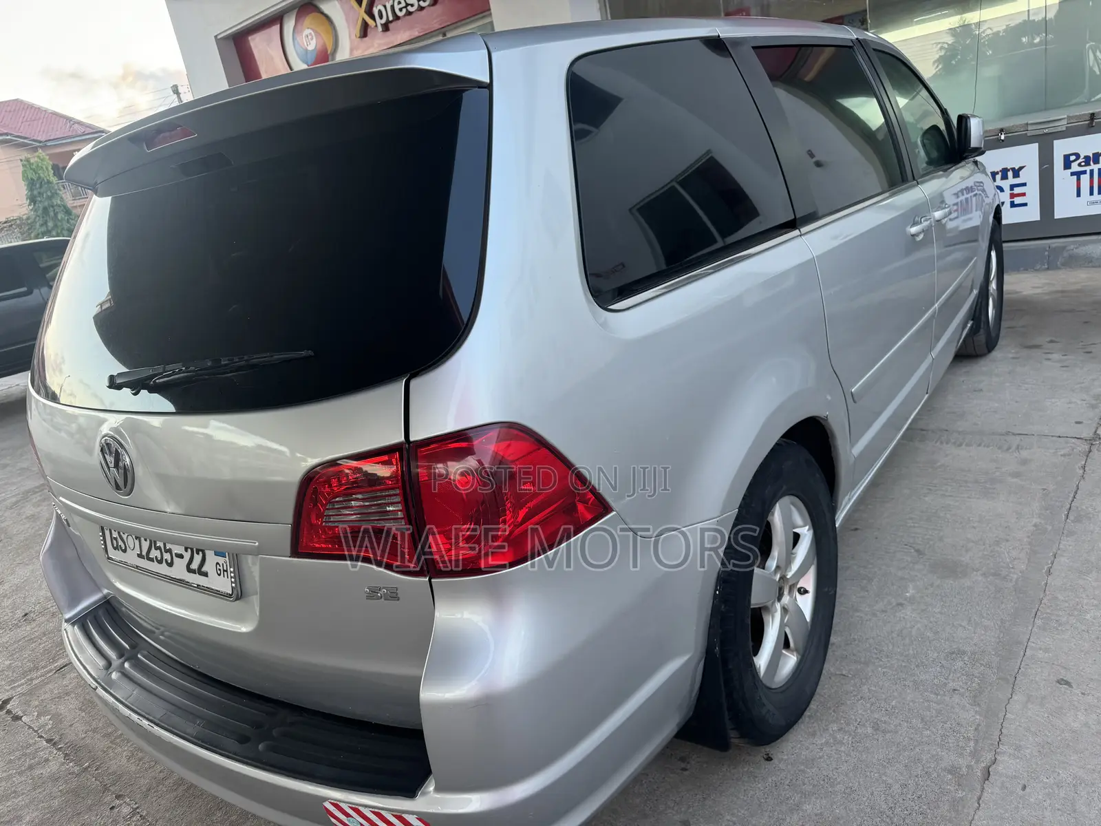 Volkswagen Routan SE 2010 Silver