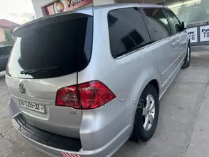 Volkswagen Routan SE 2010 Silver
