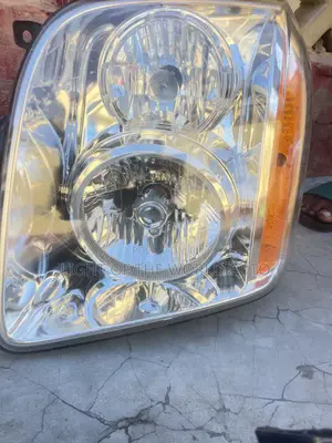 GMC Yukon Headlight 2014 Driver Side