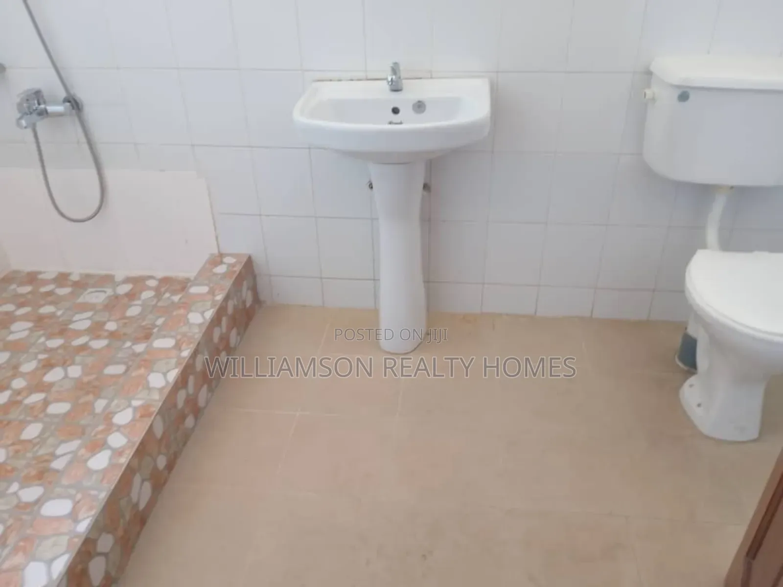 5bdrm Duplex in Community 20 Estate, Spintex for rent