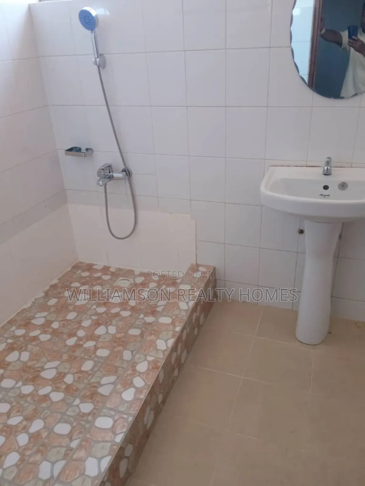 5bdrm Duplex in Community 20 Estate, Spintex for rent