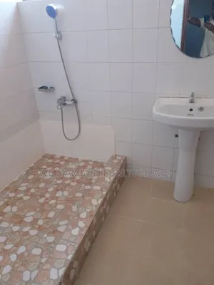 5bdrm Duplex in Community 20 Estate, Spintex for rent
