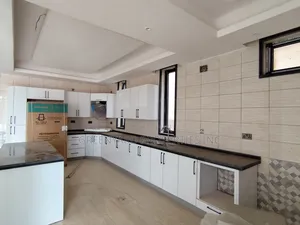5bdrm House in Lakeside, Ashaley Botwe for sale