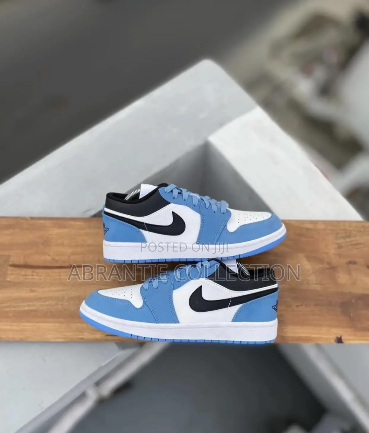 Air Jordan Retro 1 Low University Blue