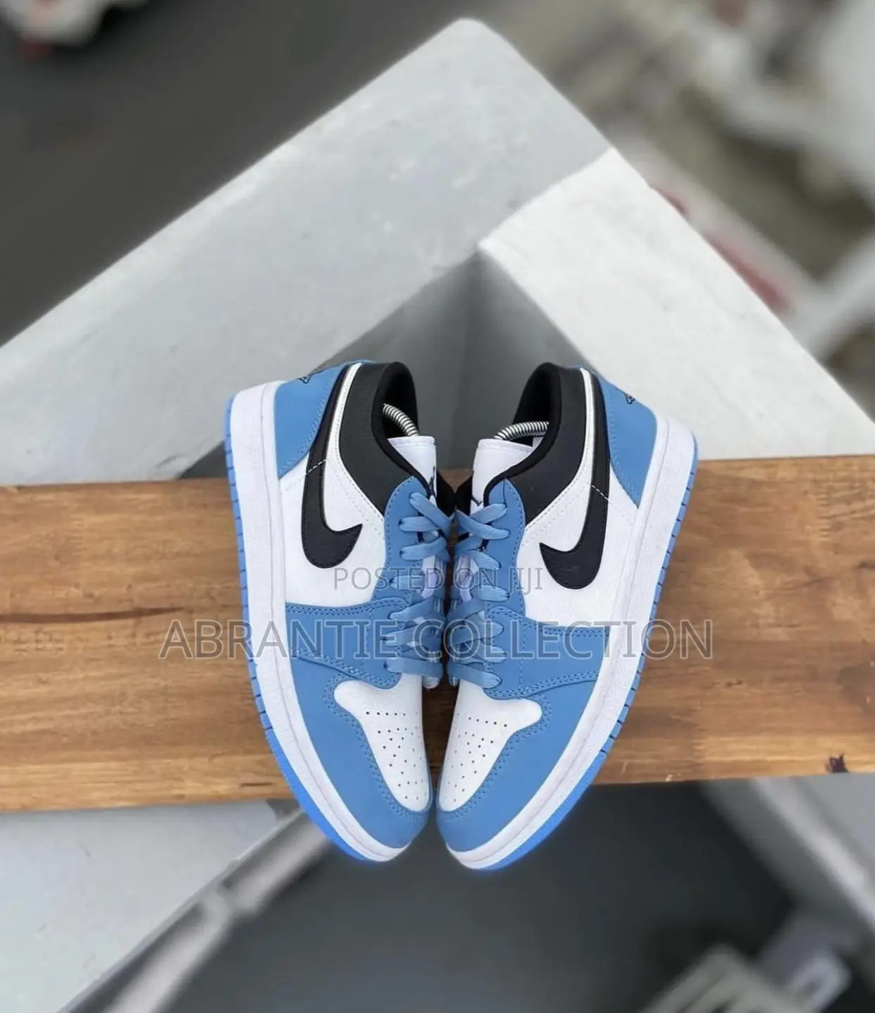 Air Jordan Retro 1 Low University Blue