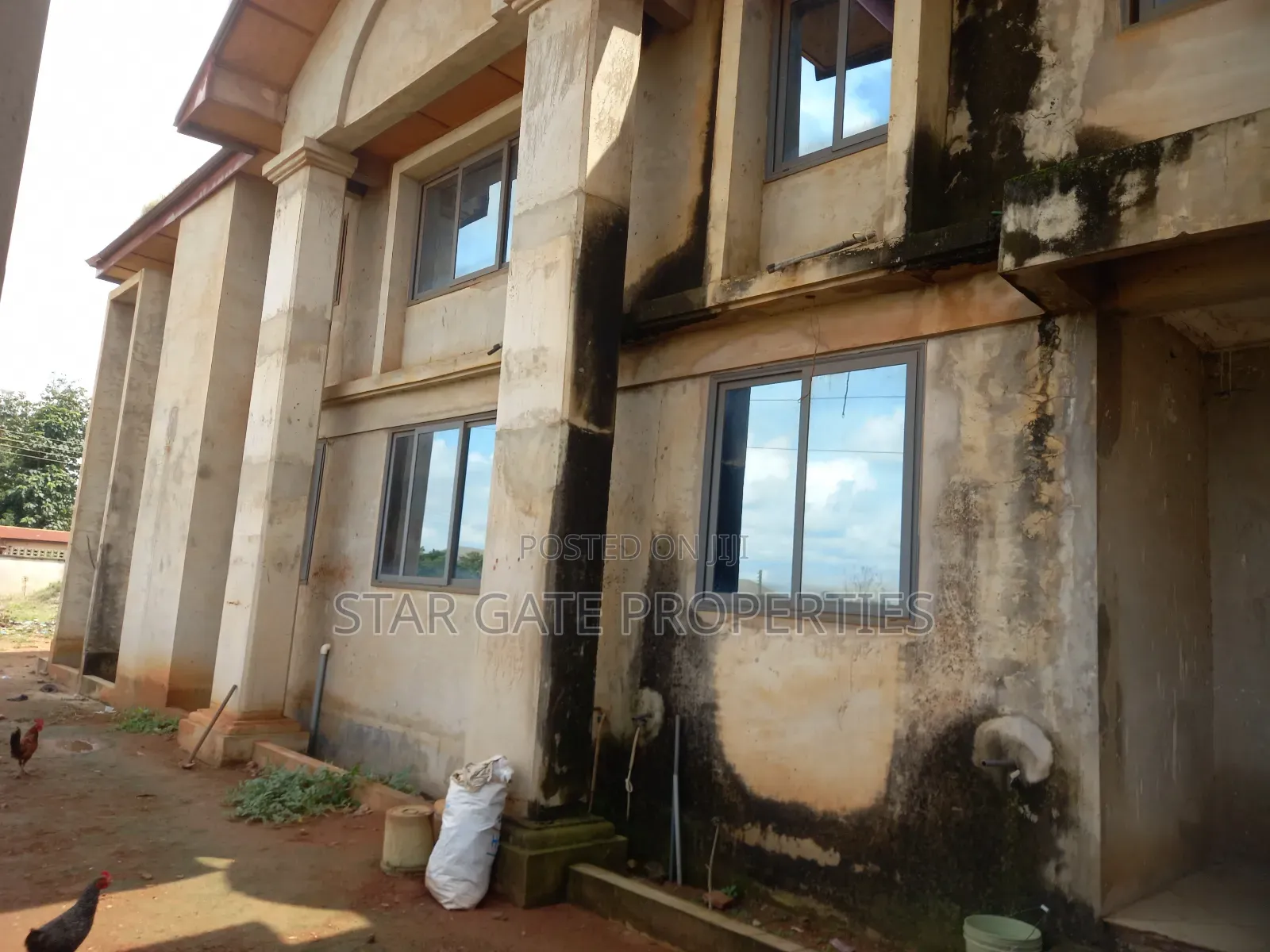 20bdrm Block of Flats in Ejisu, Kumasi Metropolitan for sale