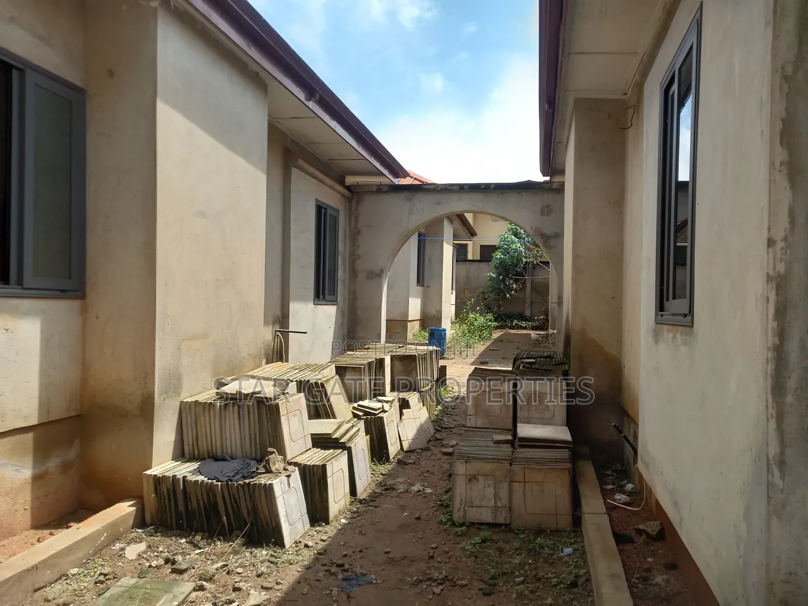 20bdrm Block of Flats in Ejisu, Kumasi Metropolitan for sale
