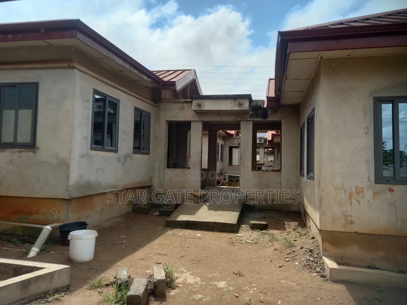 20bdrm Block of Flats in Ejisu, Kumasi Metropolitan for sale