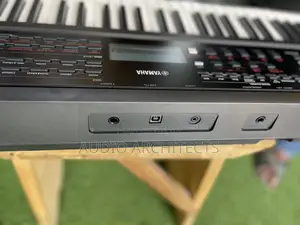 Yamaha PSR E383 Keyboard/Piano