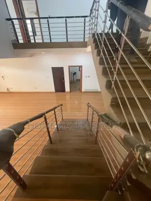5bdrm Mansion in Dzorwulu for rent