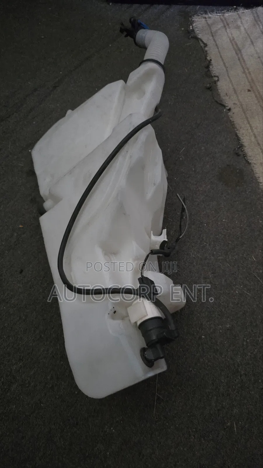 Jaguar Xe Wiper Wash Bottle