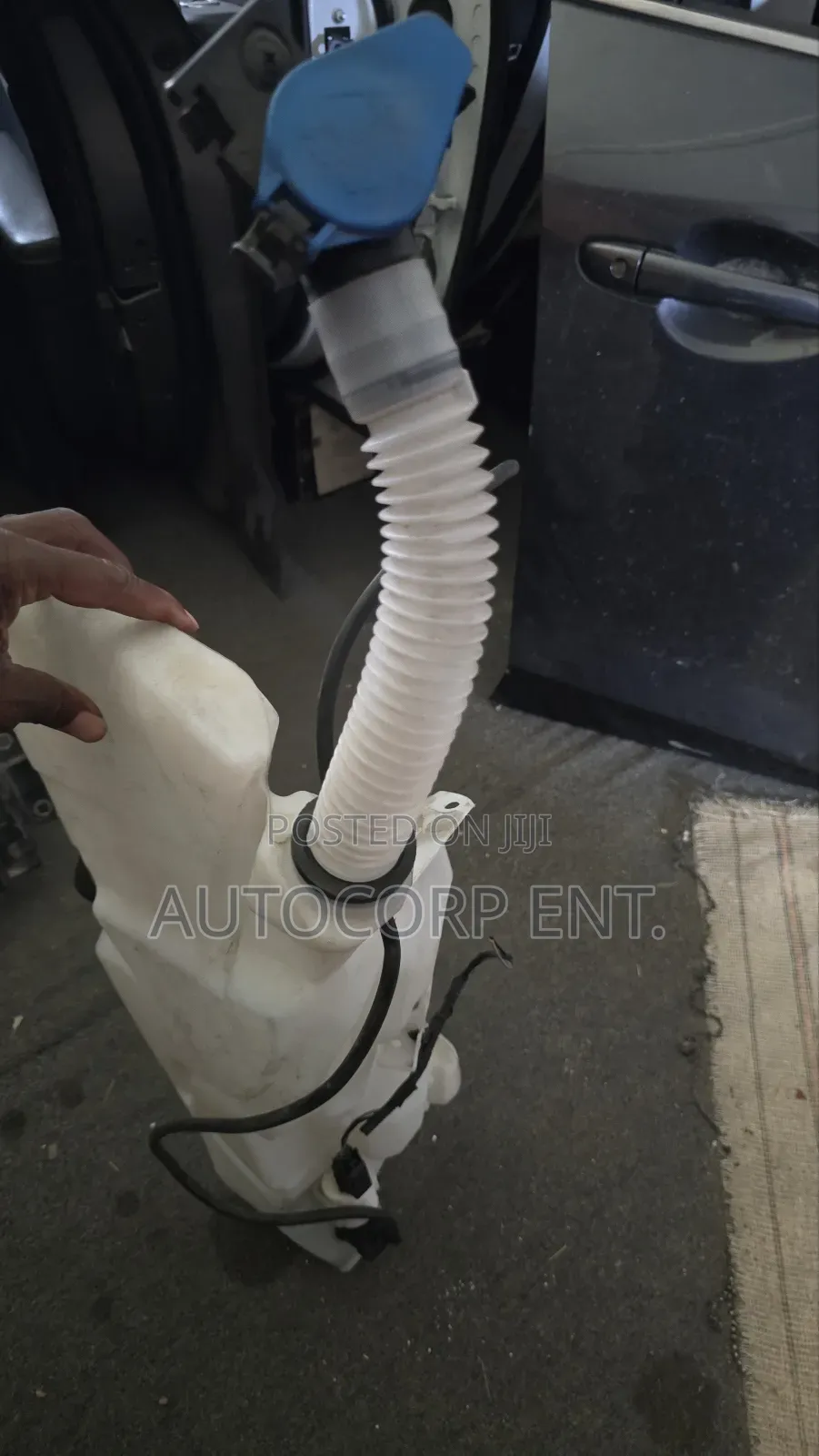 Jaguar Xe Wiper Wash Bottle