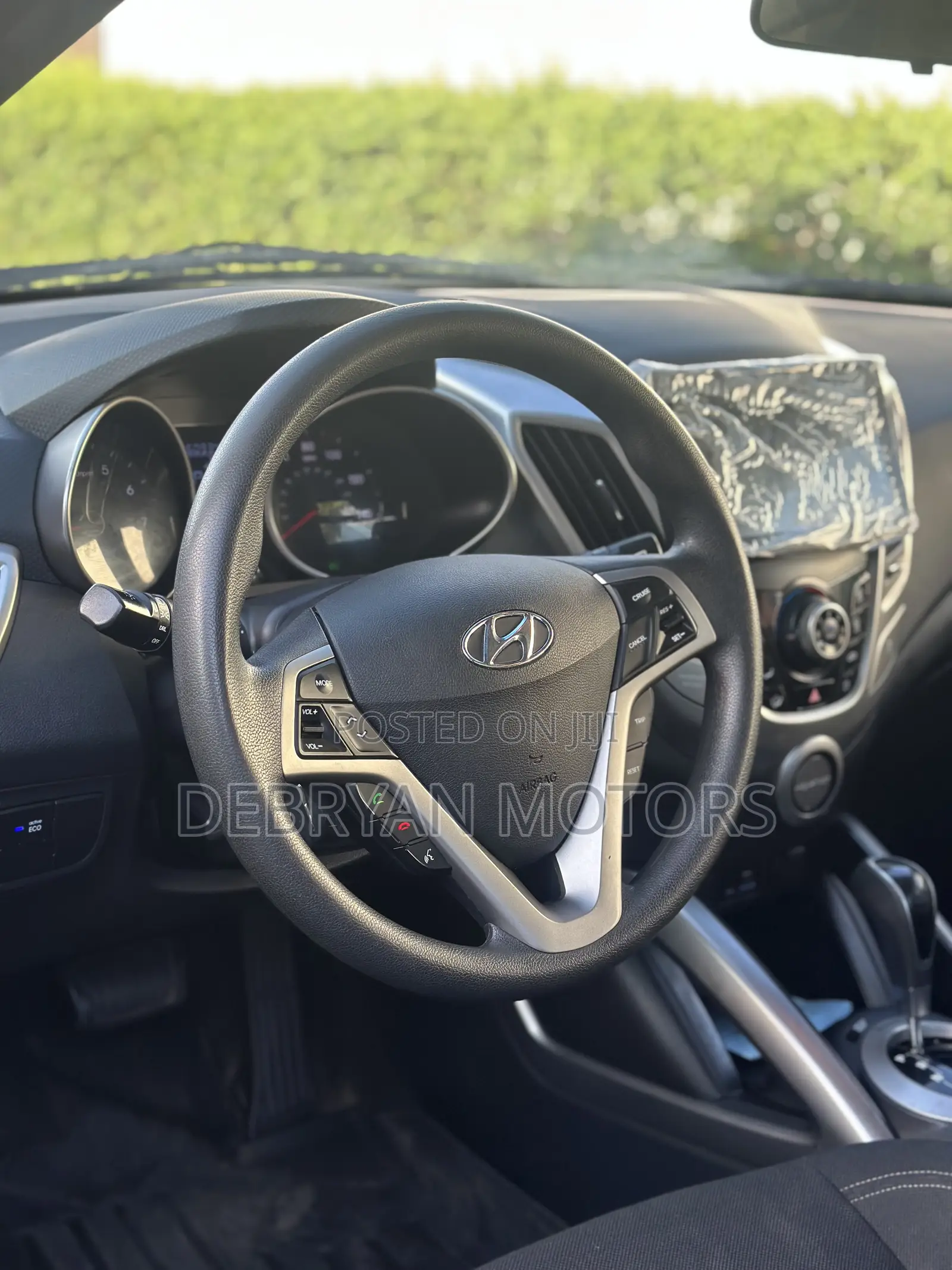 Hyundai Veloster 3dr Hatchback w/Black Interior (1.6L 4cyl 6AM) 2015