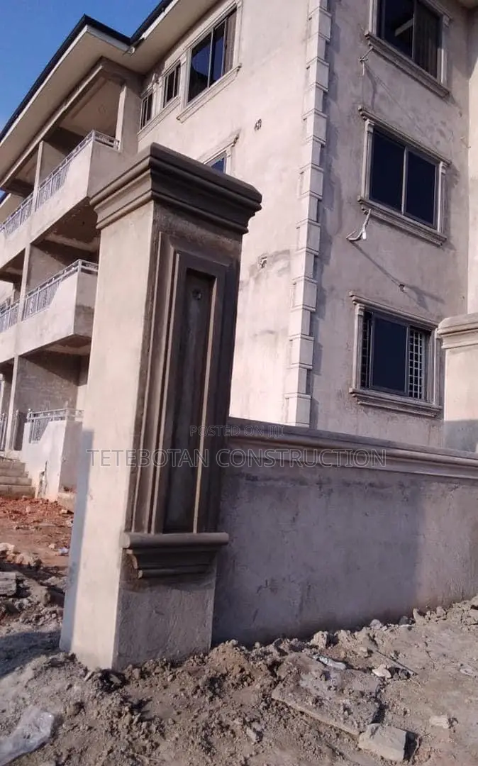 Pillar Design Decor Molding by Hand Using Mortar
