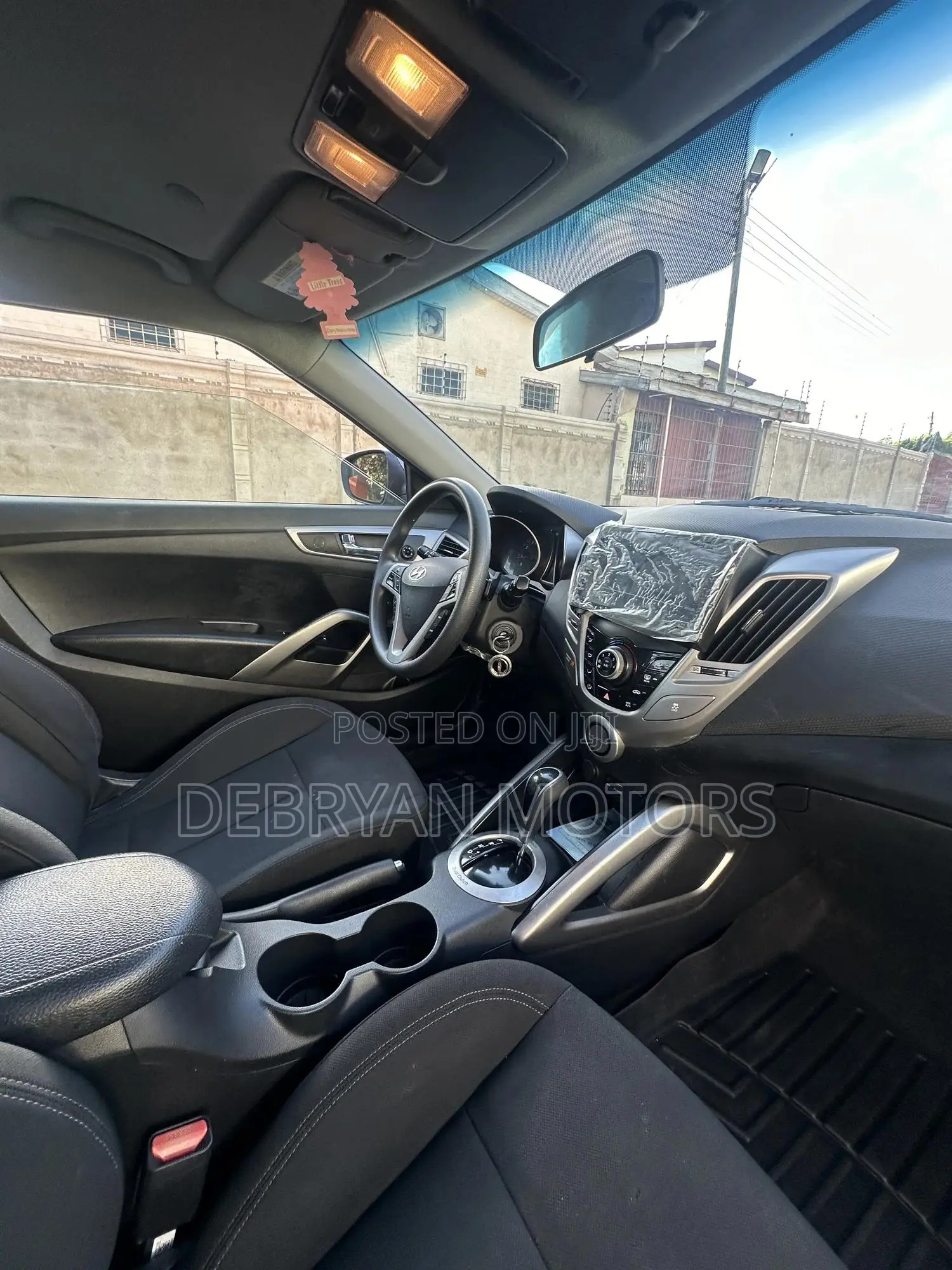 Hyundai Veloster 3dr Hatchback w/Black Interior (1.6L 4cyl 6AM) 2015