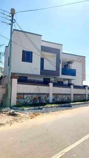 4bdrm House in Kg. Franco, Spintex for sale