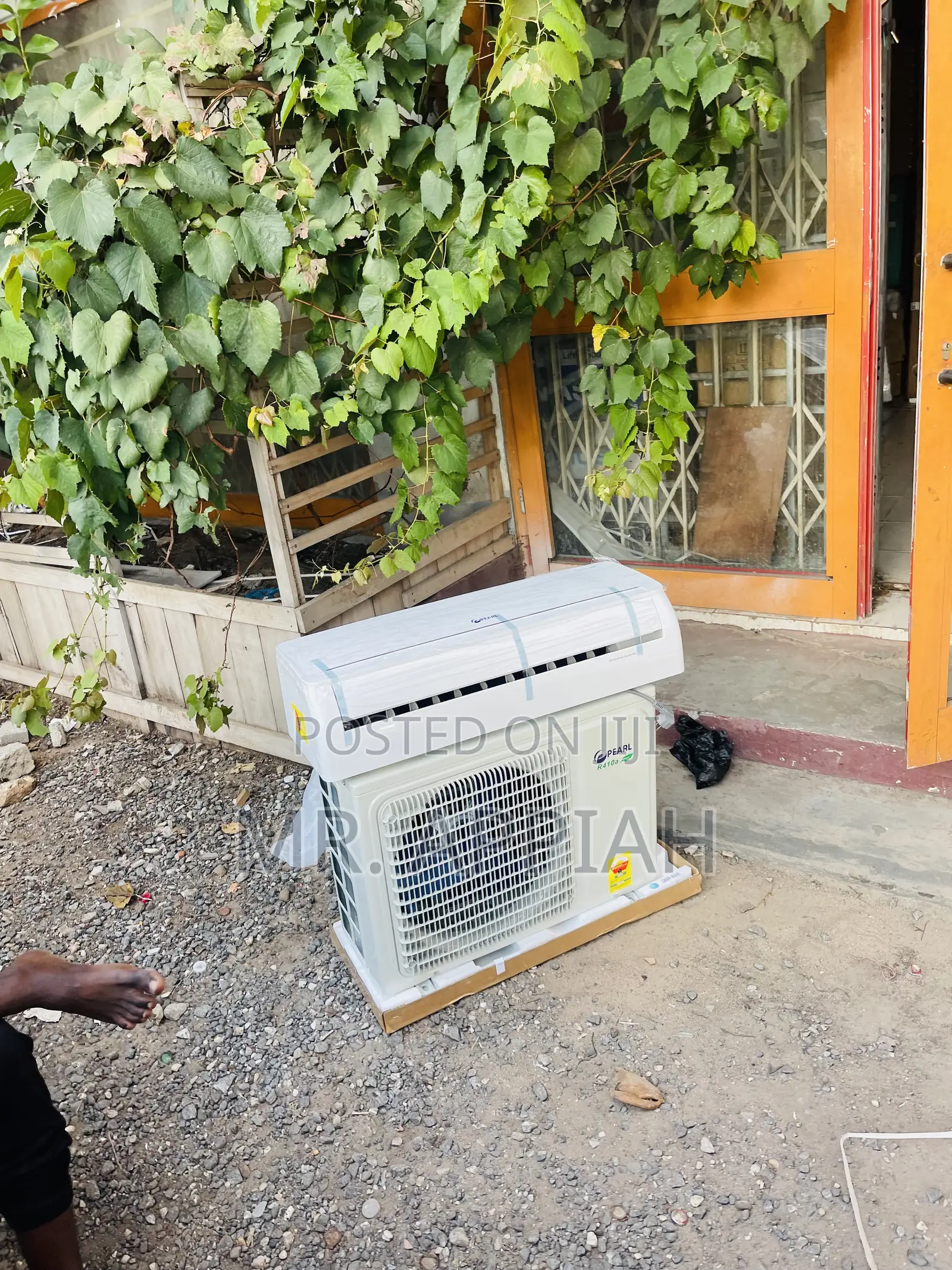 Non Inverter Pearl 1.5hp Electric Air Conditioner.