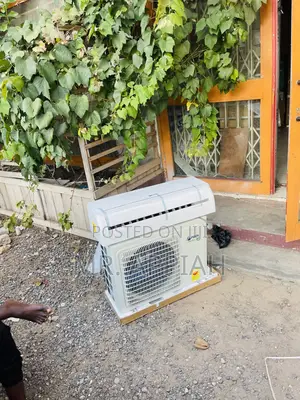 Non Inverter Pearl 1.5hp Electric Air Conditioner.