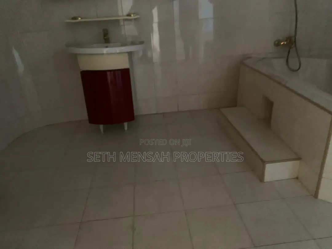 8bdrm House in Skm, Achimota for rent