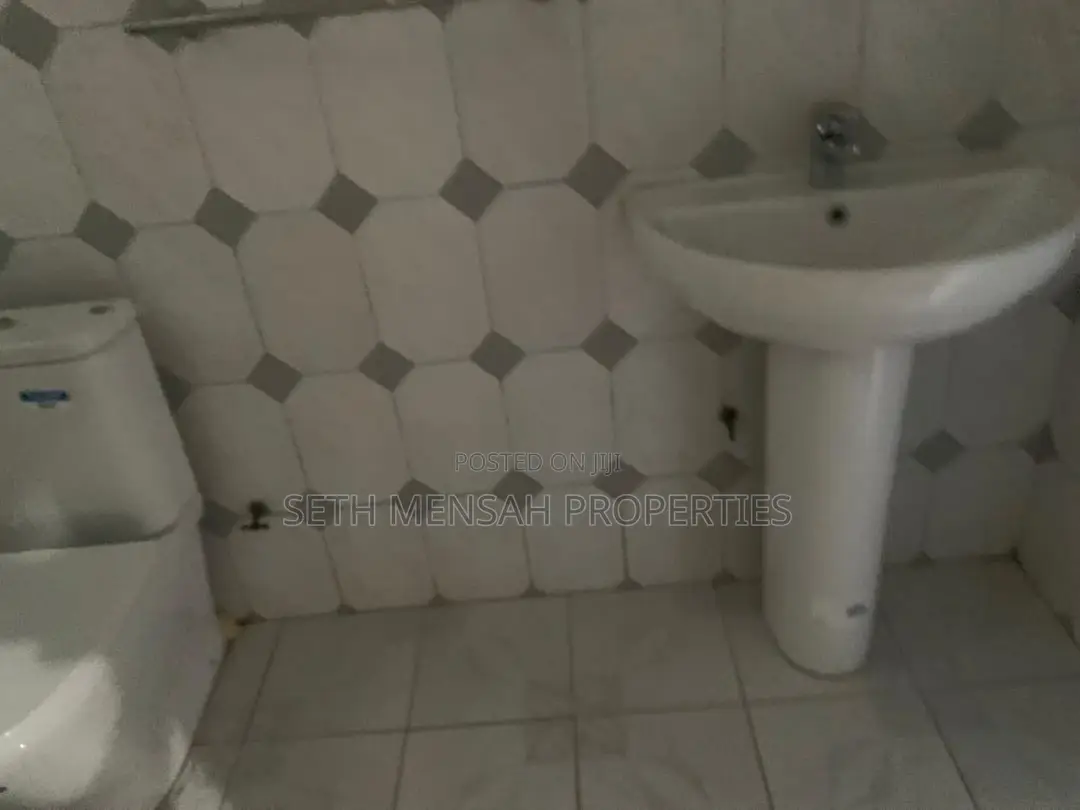 8bdrm House in Skm, Achimota for rent